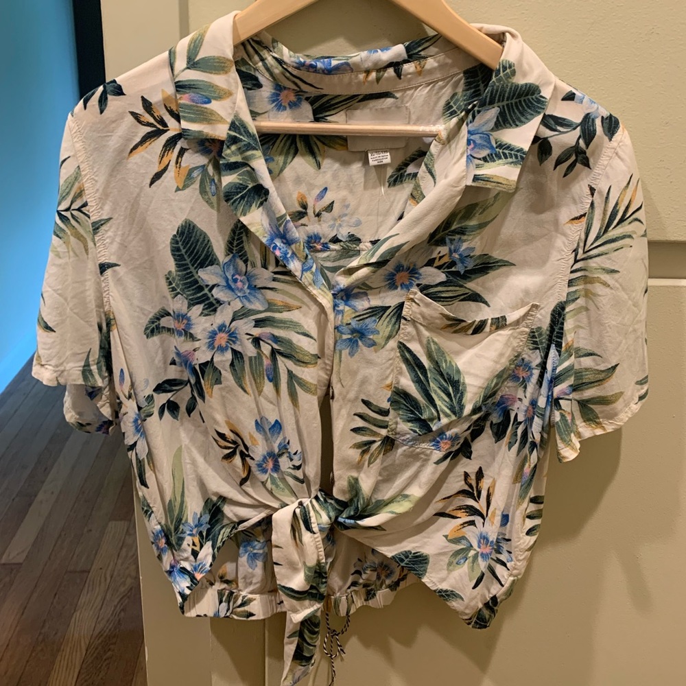American Eagle Women’s Hawaiian Shirt - Picture 2 of 3
